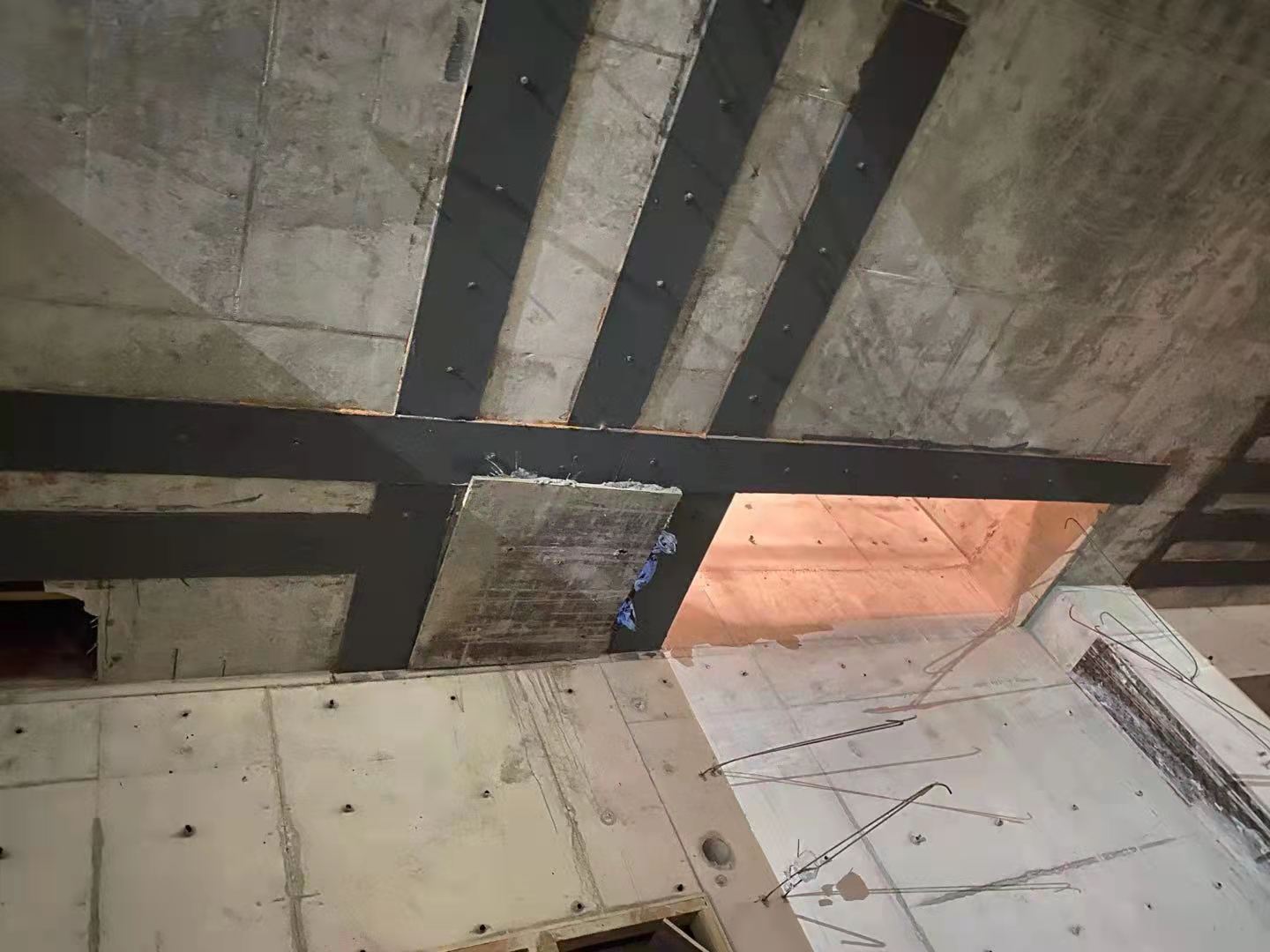广东楼板开洞用粘钢加固还是碳纤维布加固